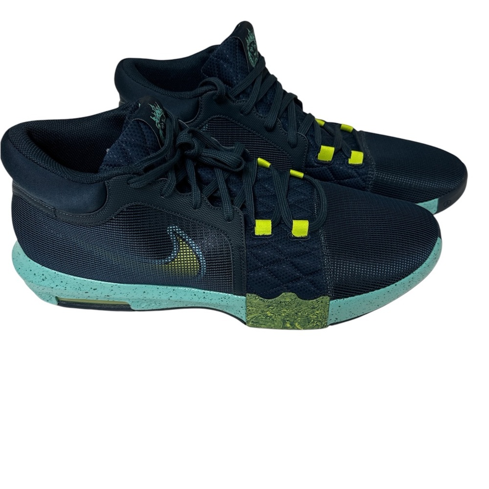 LeBron Witness 8 Basketball Shoes